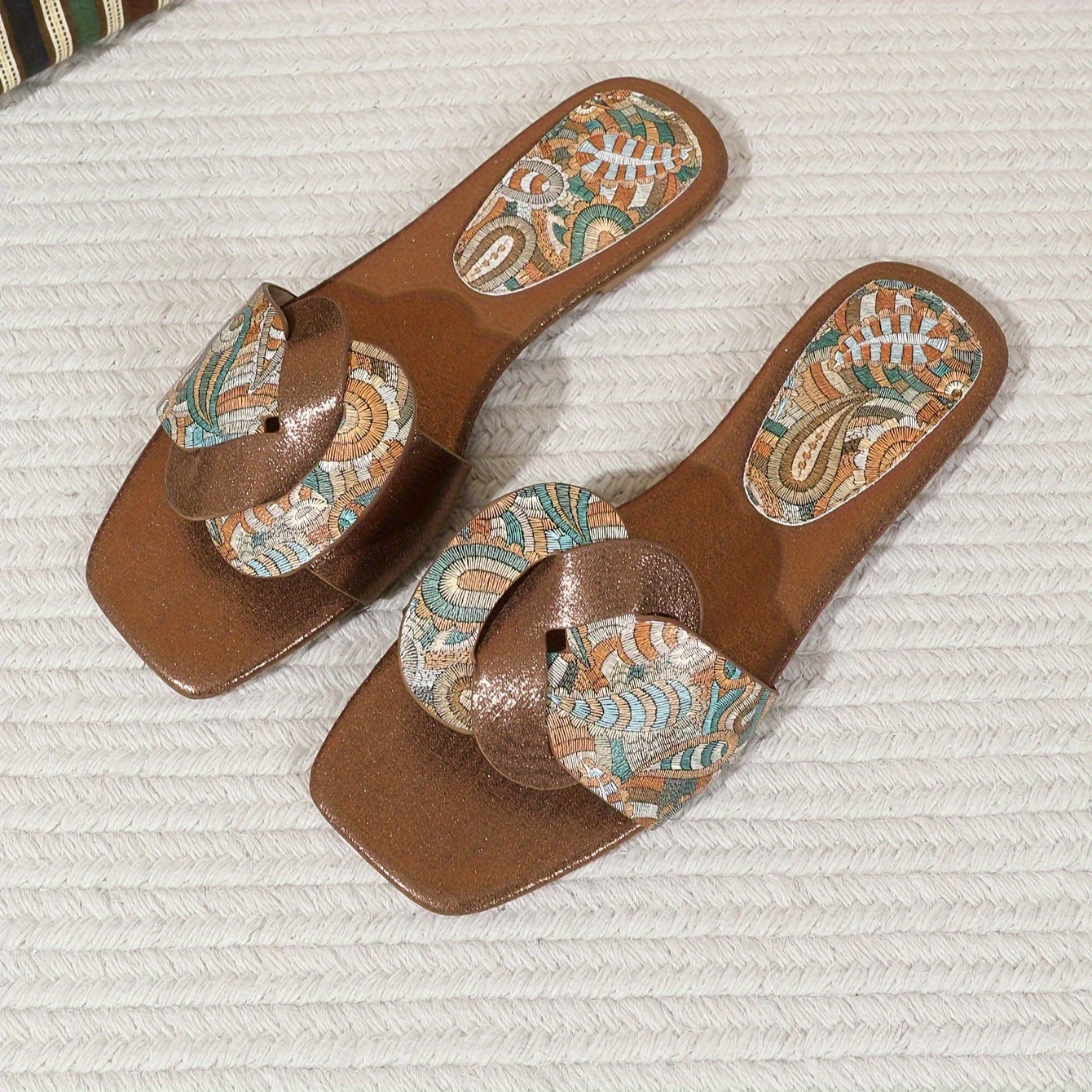 Women's slip-on shoes with paisley pattern and modern design – stylish summer shoes for everyday and leisure use