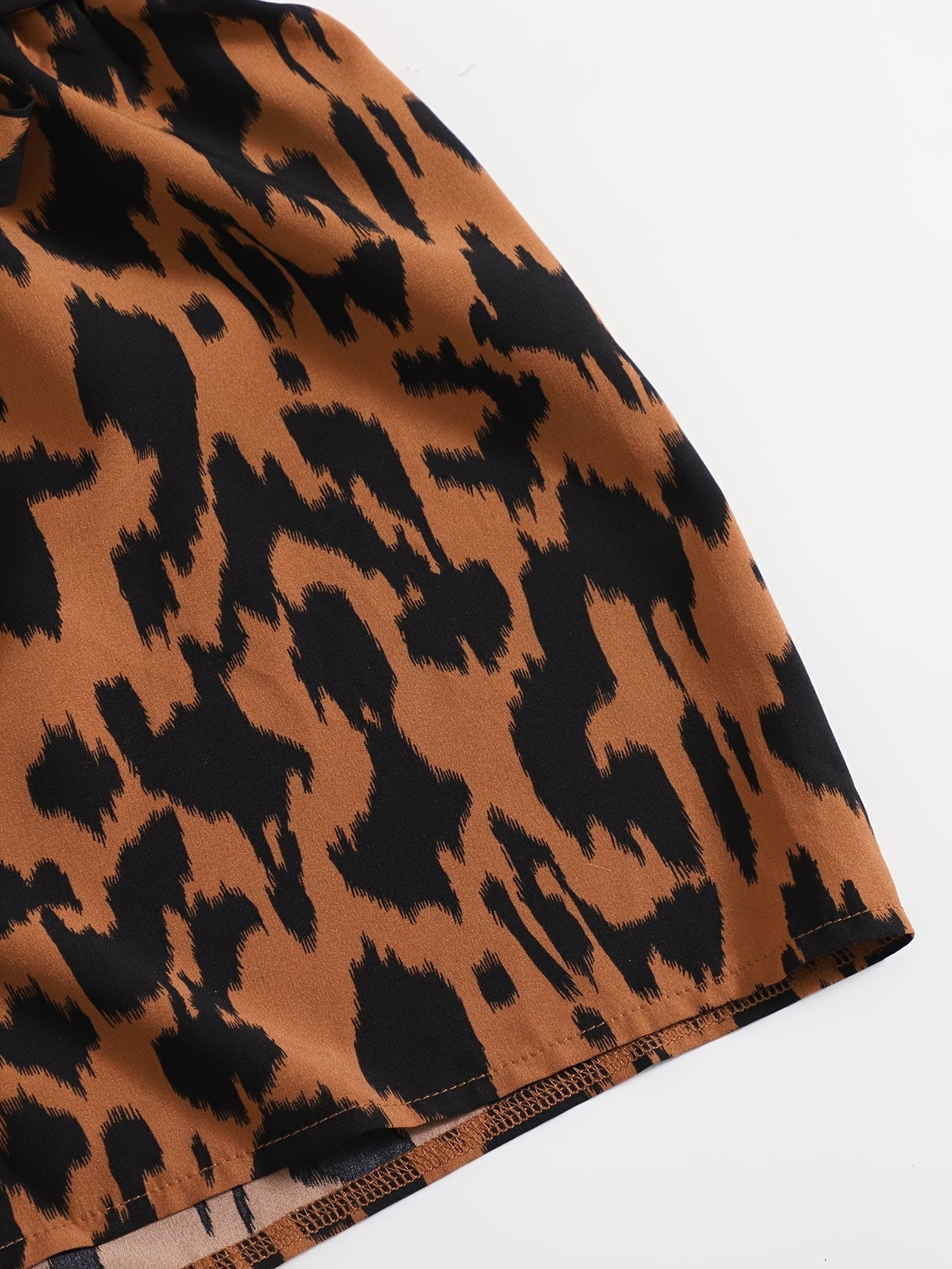Damen Zweiteiler Set mit One-Shoulder Top und Animal Print Shorts – Elegantes Sommer Outfit