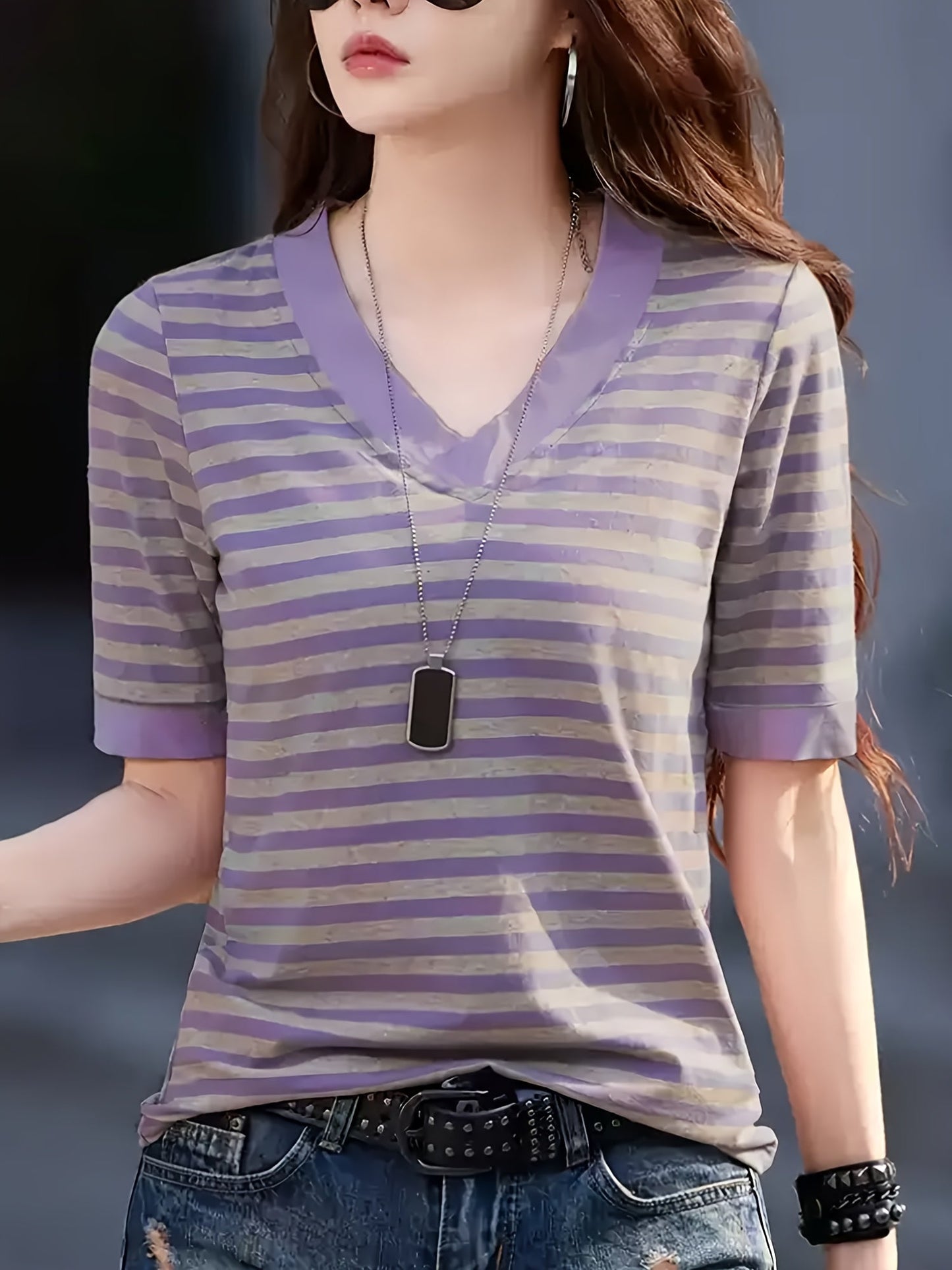 Damen Modernes Streifen T-Shirt mit V-Ausschnitt – Lässiger Alltagsstil