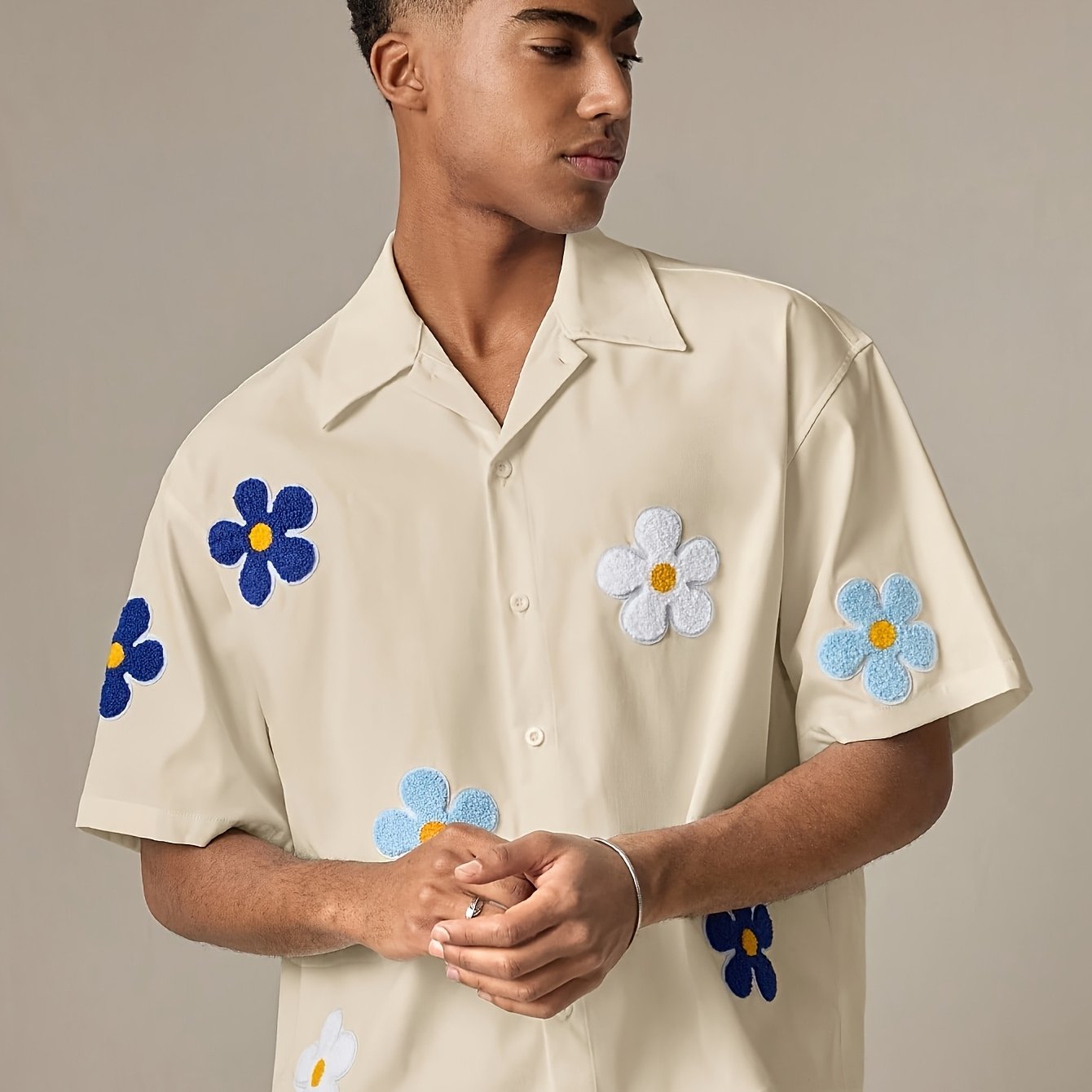 Herren Freizeit Kurzarm-Hemd mit Blumenapplikationen und Camp-Kragen – Modernes Sommer-Design