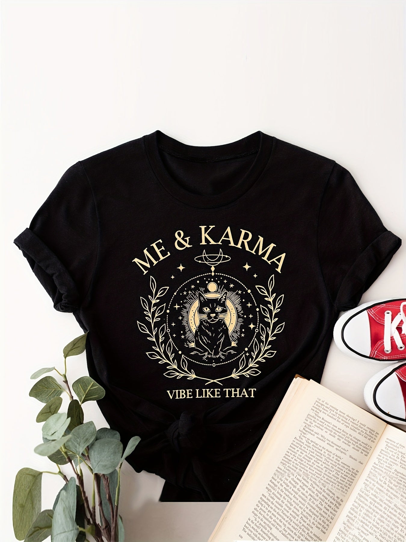 Damen Vintage T-Shirt mit Katze und Karma Spruch – Mystischer Boho Stil, Freizeit & Statement Mode