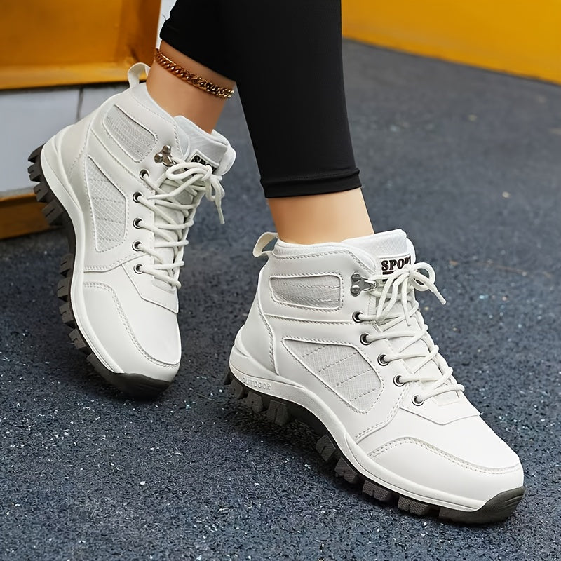 Unisex outdoor shoe with laces and a treaded sole