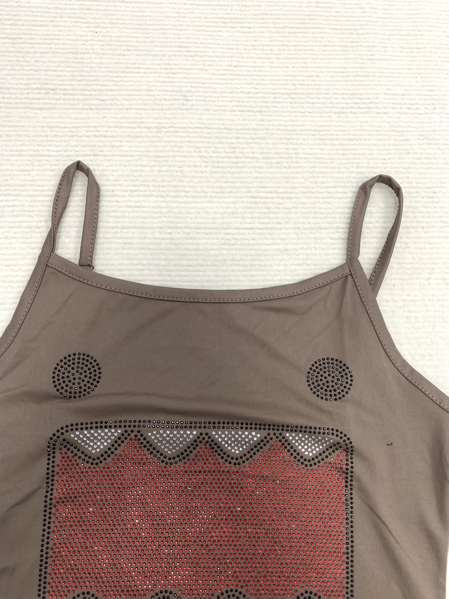 Damen Y2K Streetstyle Tanktop mit Grafik-Print und Ripped Jeans – Modisches Freizeit-Outfit