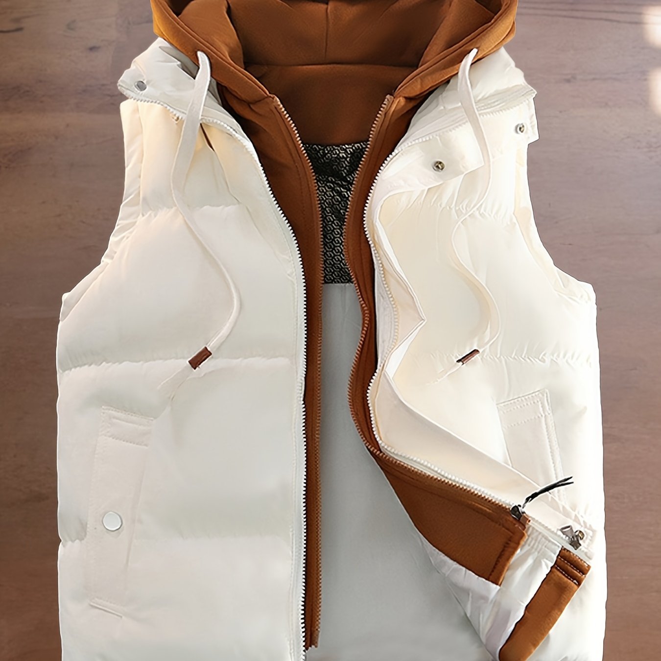 Gepolsterte Weste mit Kapuze, Reißverschluss und Taschen