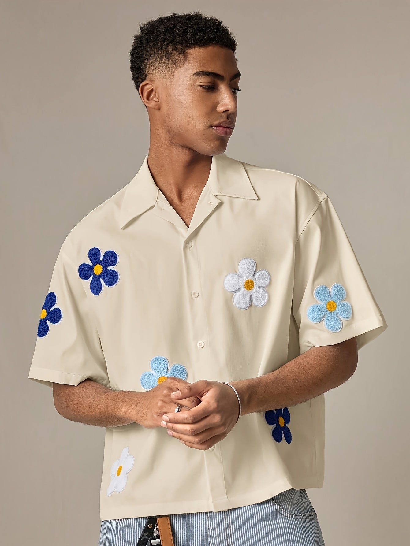 Herren Freizeit Kurzarm-Hemd mit Blumenapplikationen und Camp-Kragen – Modernes Sommer-Design