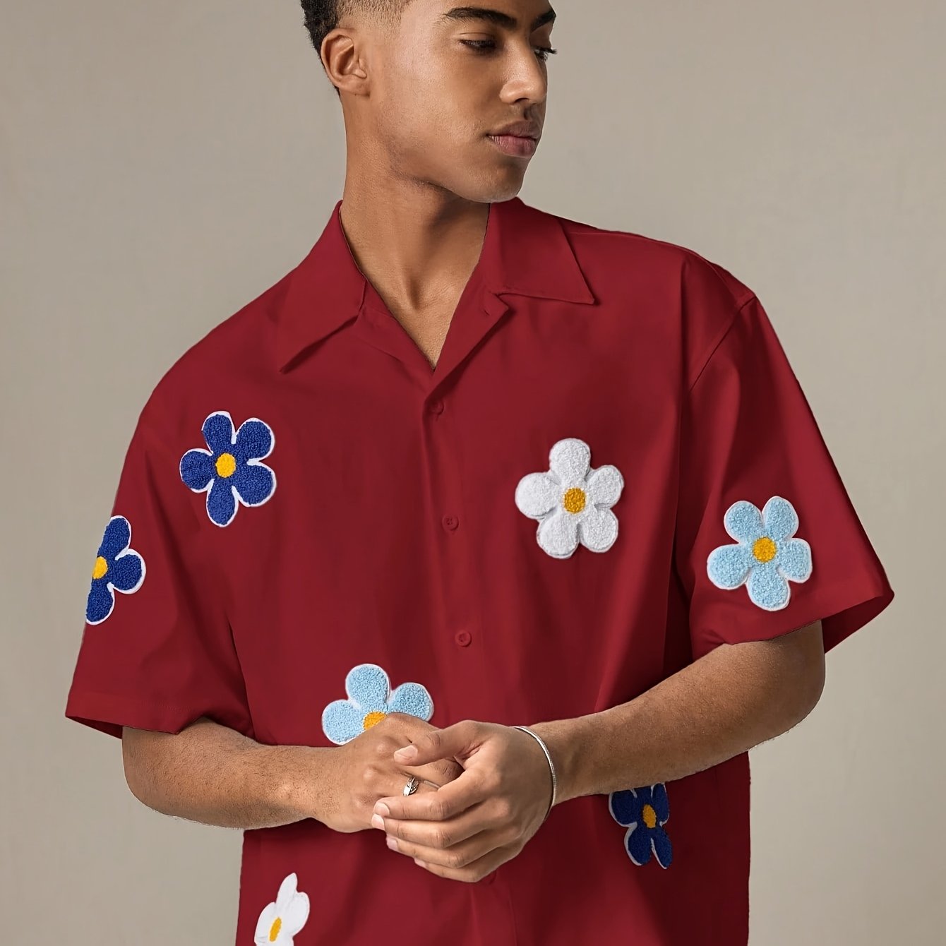 Herren Freizeit Kurzarm-Hemd mit Blumenapplikationen und Camp-Kragen – Modernes Sommer-Design