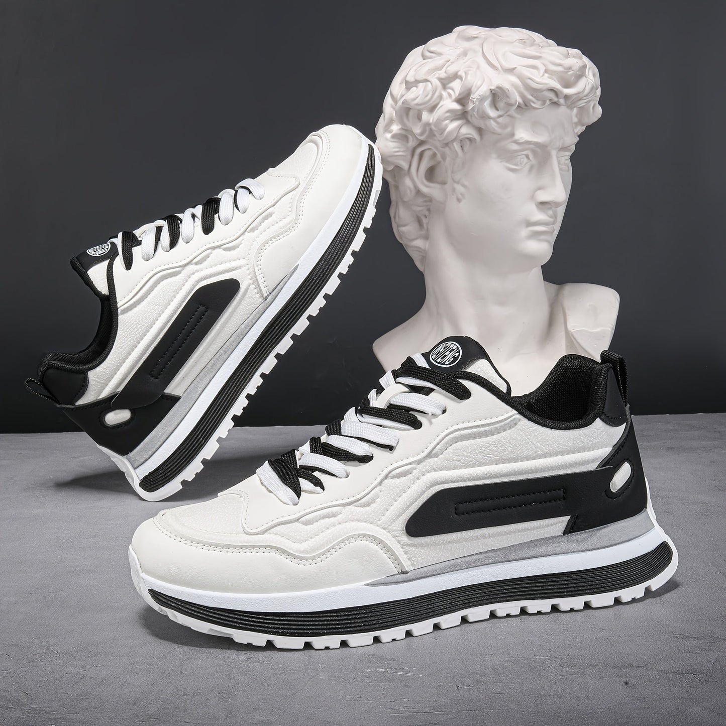 Unisex sneakers in white and black with a lugged sole