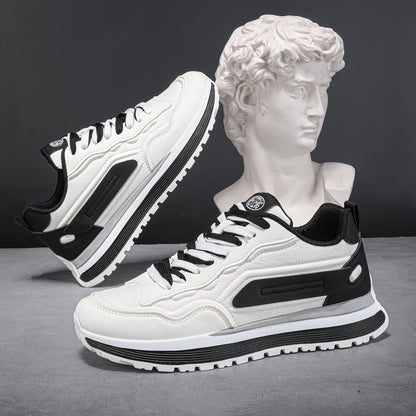 Unisex sneakers in white and black with a lugged sole