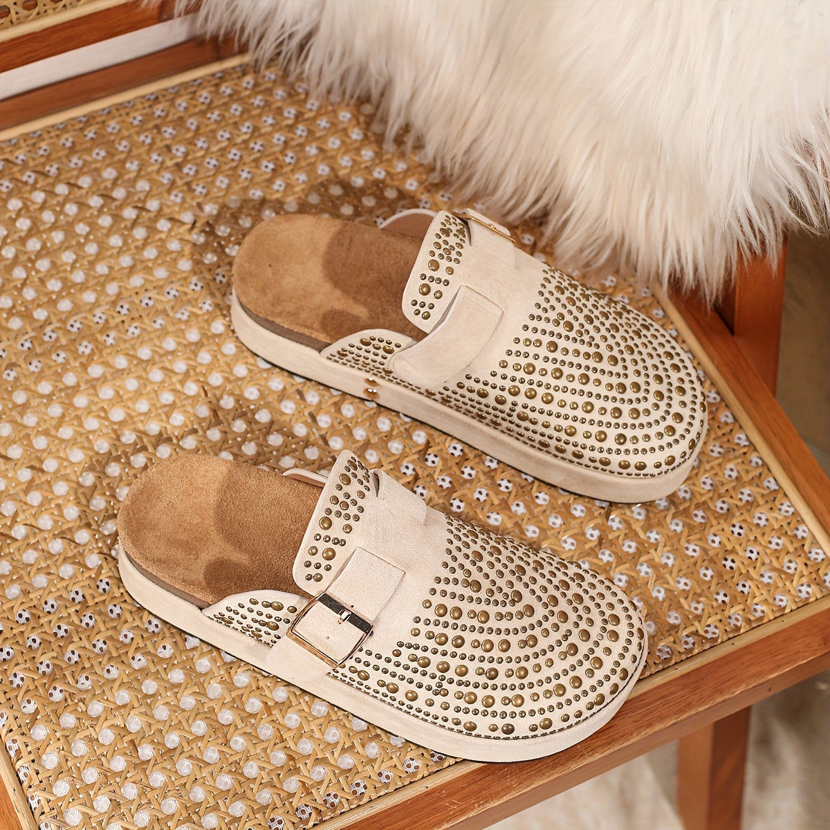 Women's platform shoes with studs – fashionable clogs for everyday and leisure use