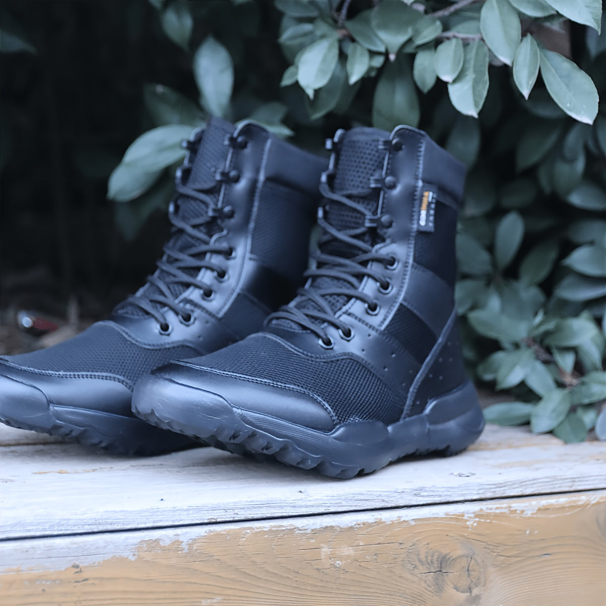 Hohe Schwarze Stiefel mit Schnürung und Netzdetails