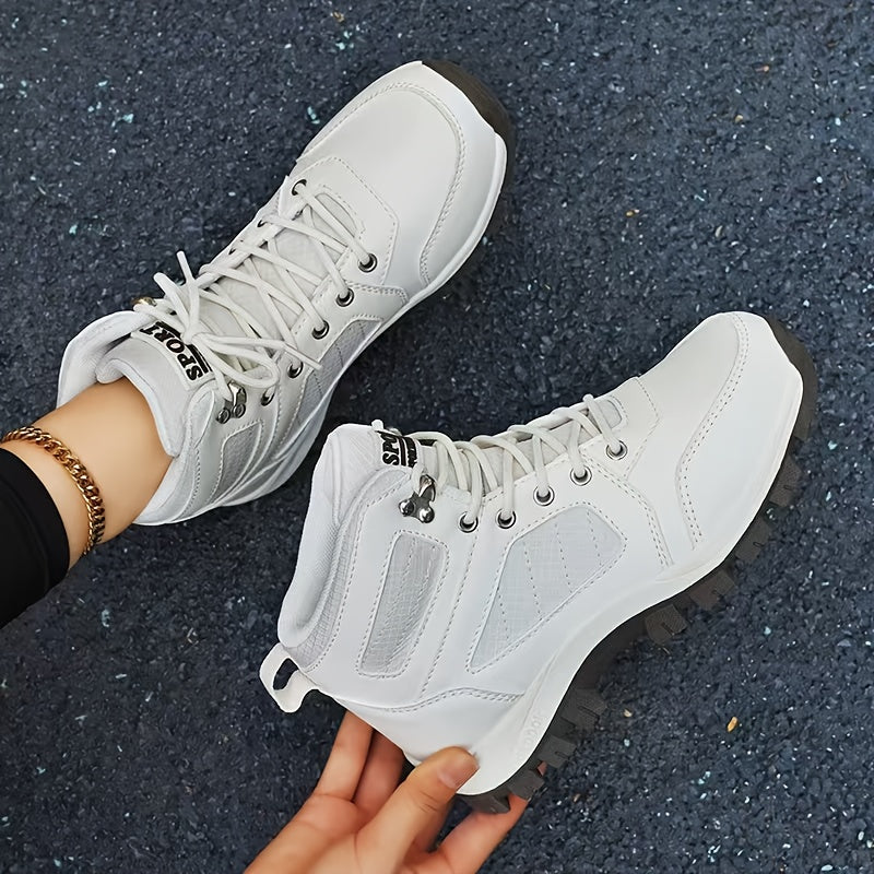 Unisex outdoor shoe with laces and a treaded sole
