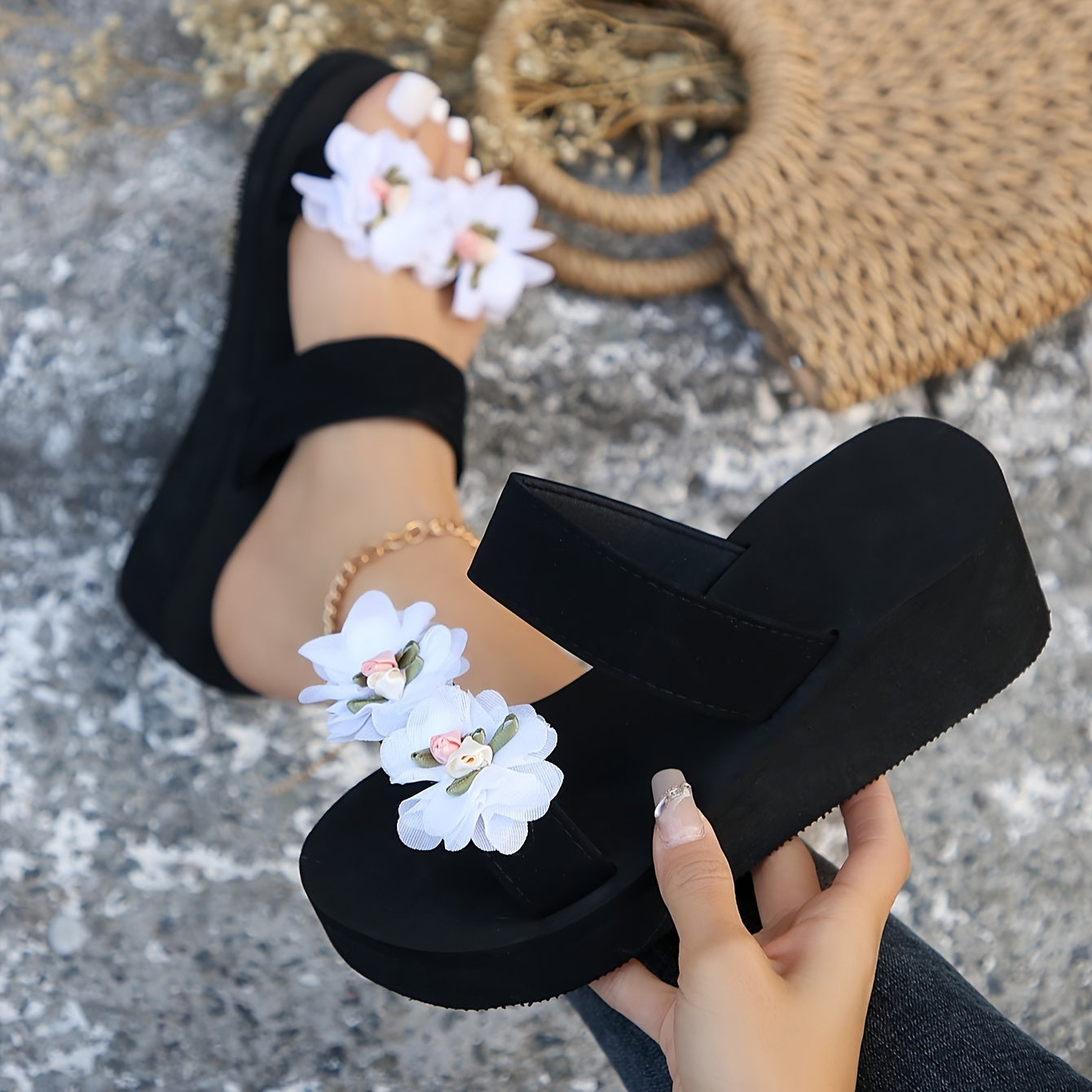 Women's platform sandals with flower appliqué – fashionable summer shoes with wedge heel for leisure and vacation