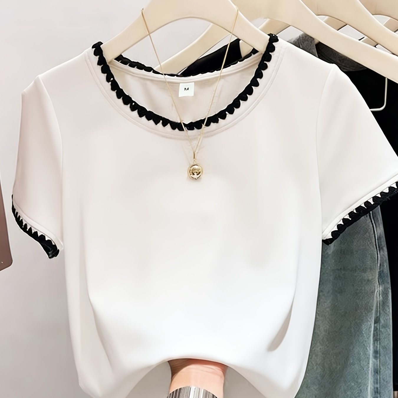 Women's blouse with wave hem and elegant round neckline – stylish casual and office wear