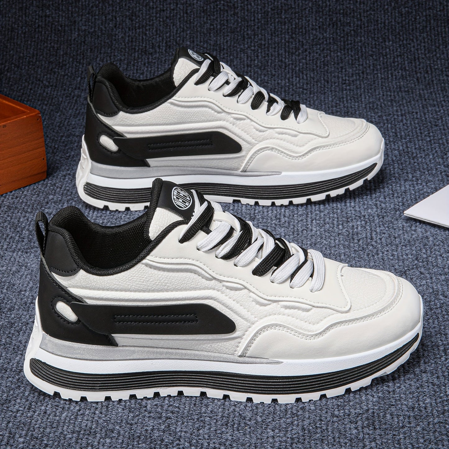 Unisex sneakers in white and black with a lugged sole