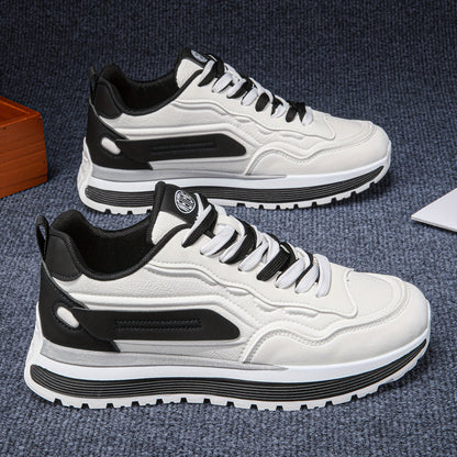 Unisex sneakers in white and black with a lugged sole