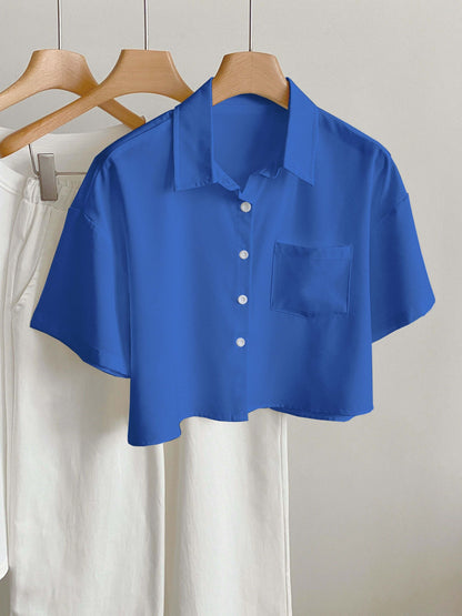 Women's short-sleeve blouse with crop cut and chest pocket – modern casual shirt