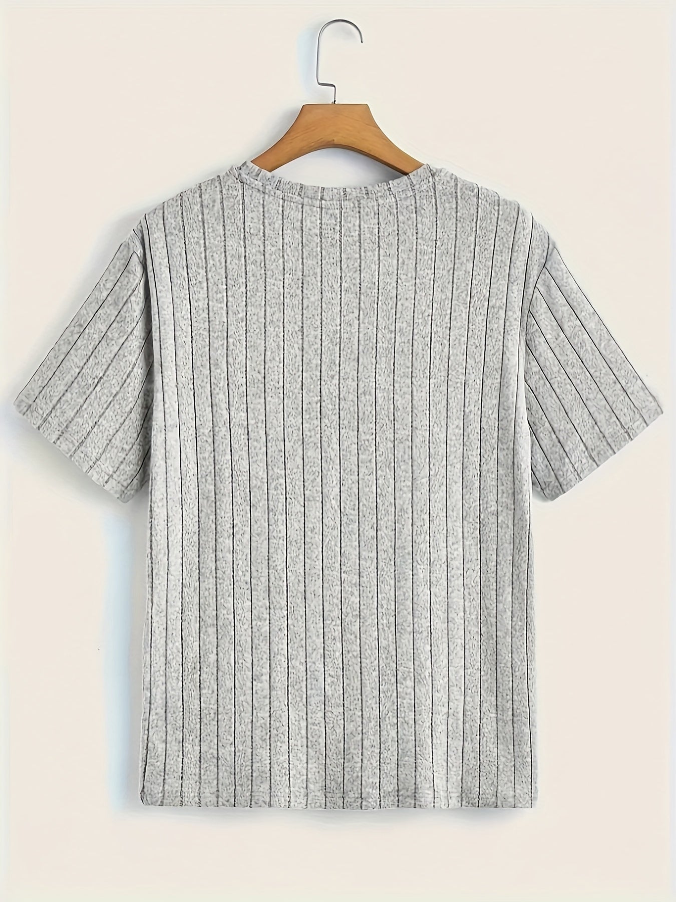 Men's T-Shirt with Vertical Texture Pattern – Modern Short-Sleeve Shirt for Everyday and Leisure