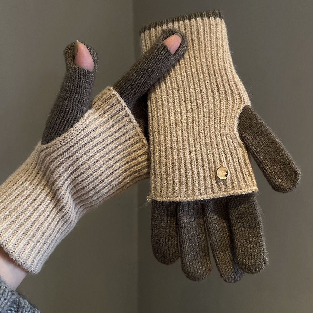 Two-tone knitted gloves with detachable mittens