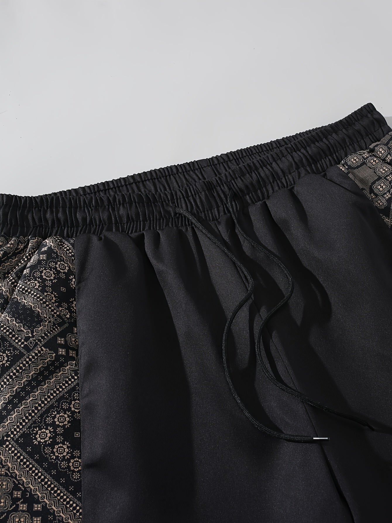 Men's streetwear shorts with graphic pattern and modern design – perfect for casual wear and urban style