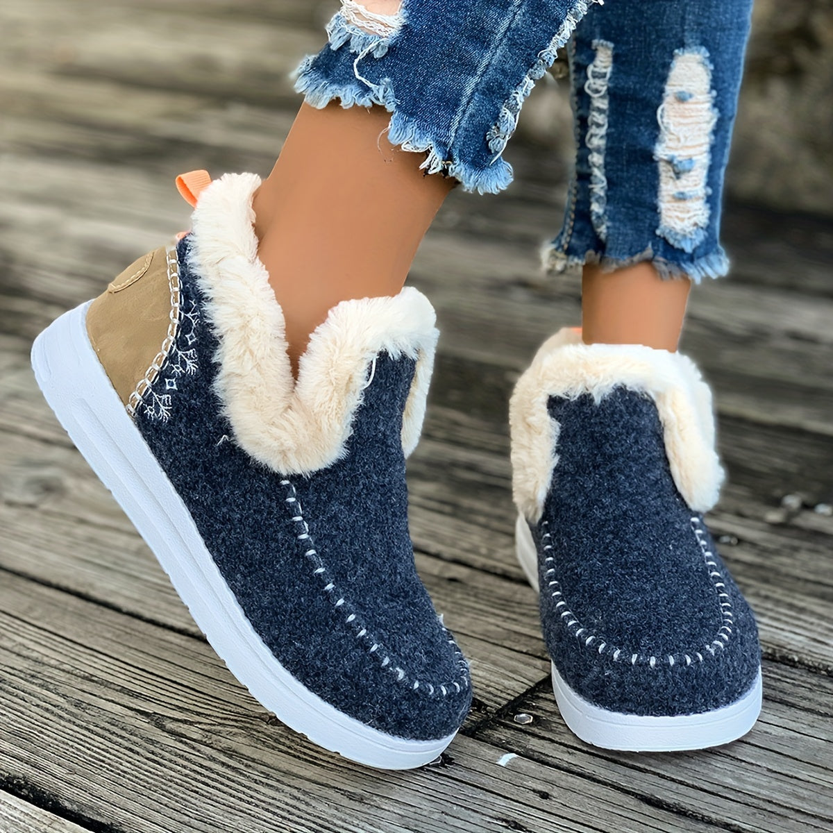 Women's warm slippers with faux fur lining & embroidery