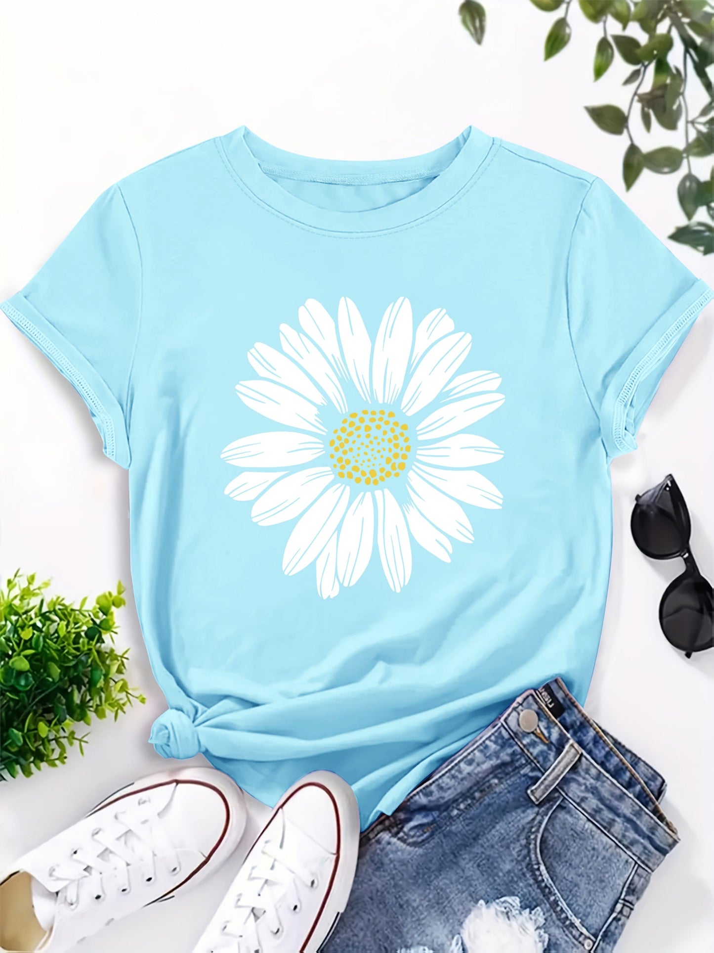 Women's T-Shirt with Daisy Print – Casual Summer Fashion for Leisure and Everyday Wear
