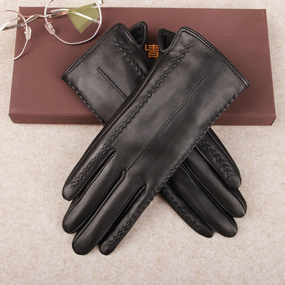 Schwarze Handschuhe mit Ziernähten, warm gefüttert