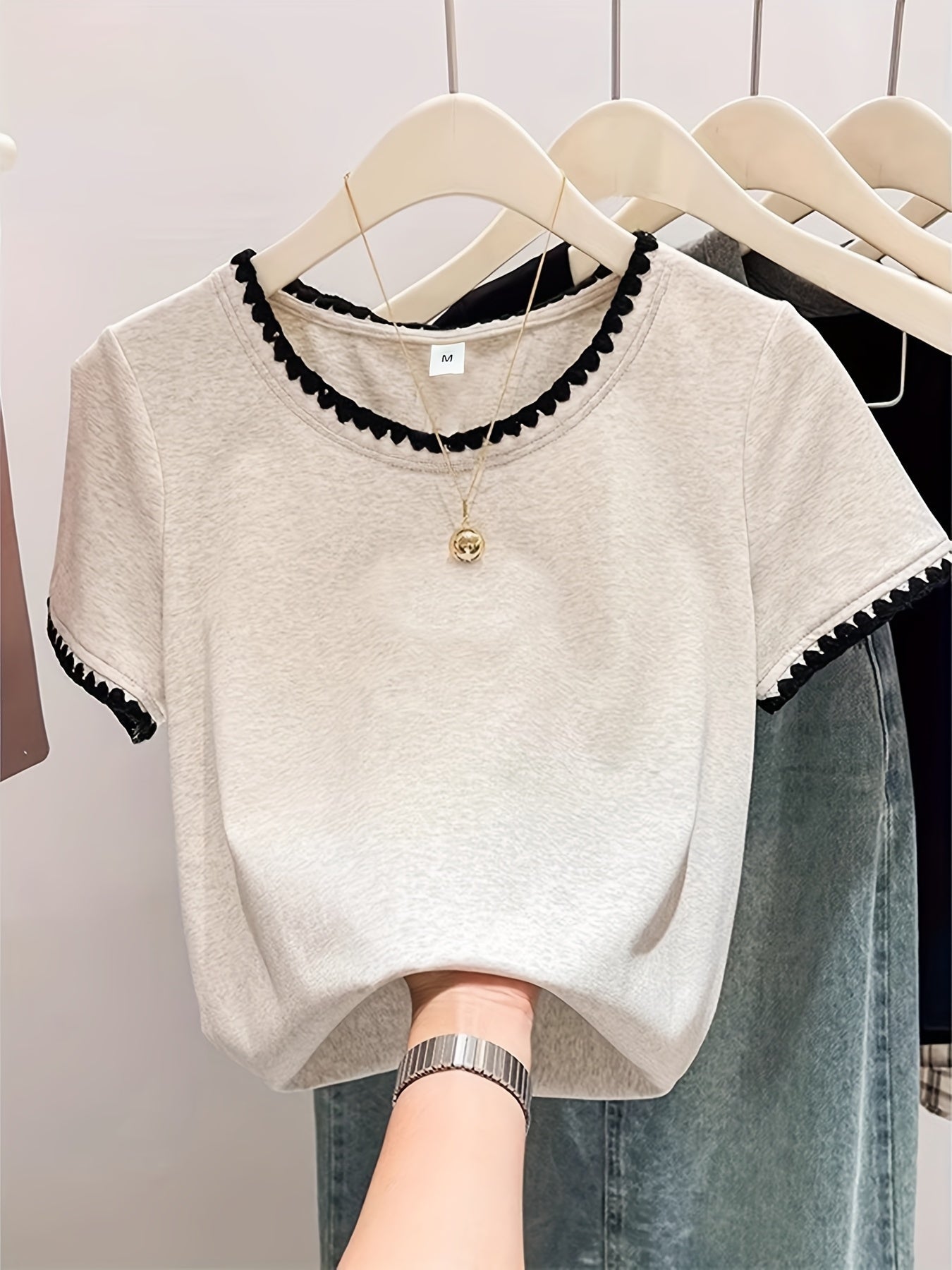 Women's blouse with wave hem and elegant round neckline – stylish casual and office wear