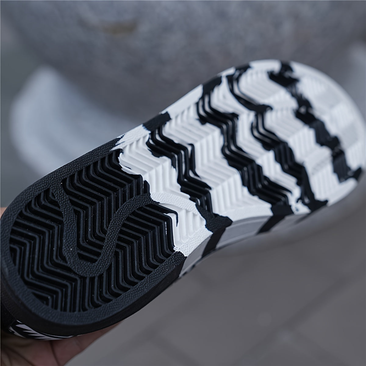 Men's sneakers with colorful geometric pattern – street style casual shoes for outdoor and everyday use