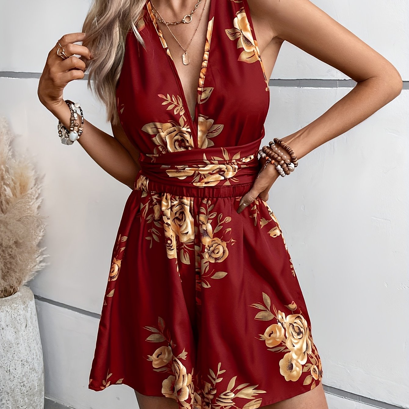 Women's jumpsuit with floral pattern and V-neck – Elegant and playful summer romper