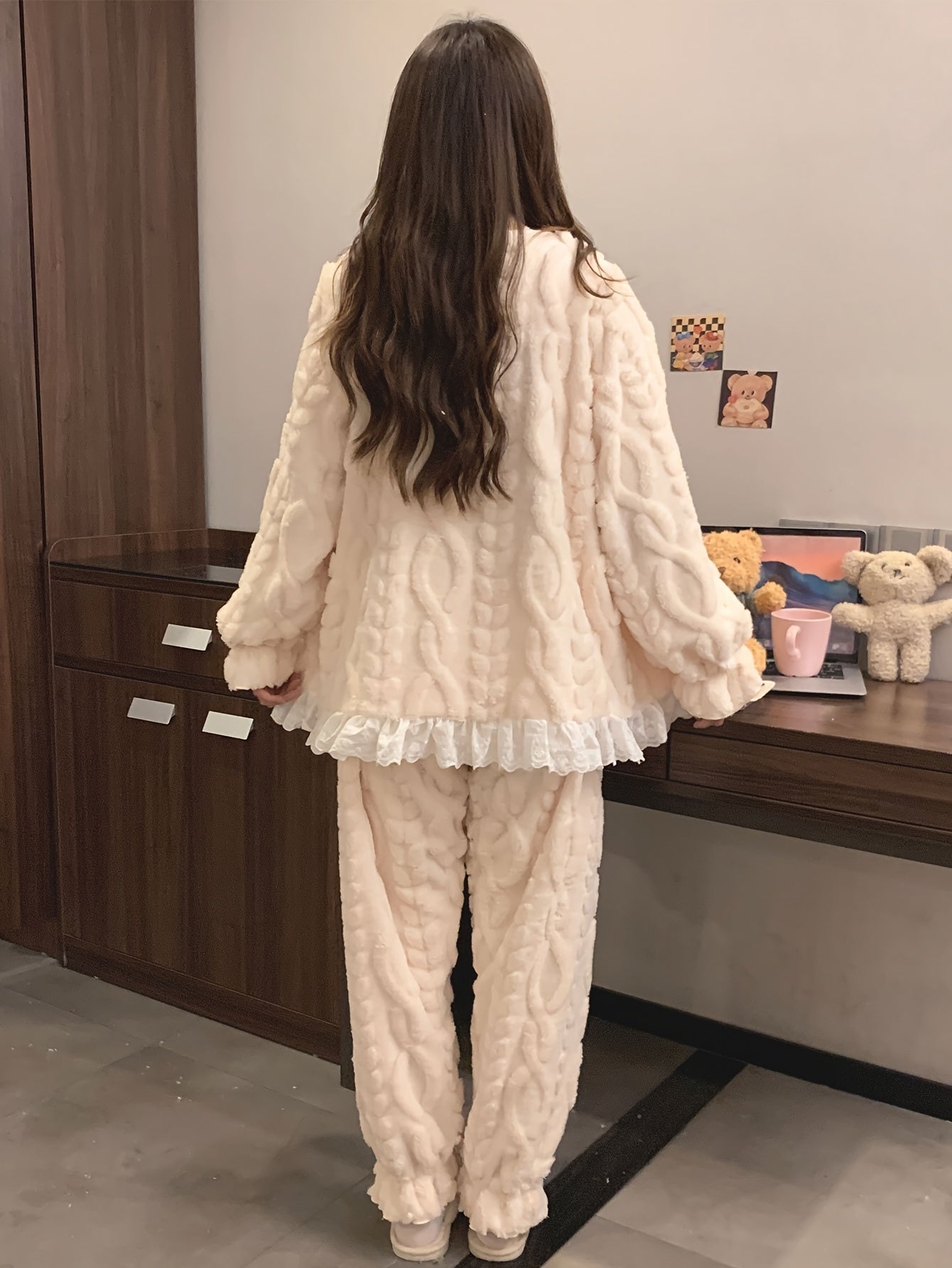 Damen Schlafanzug Flauschig Beige Rüschen Zopfmuster