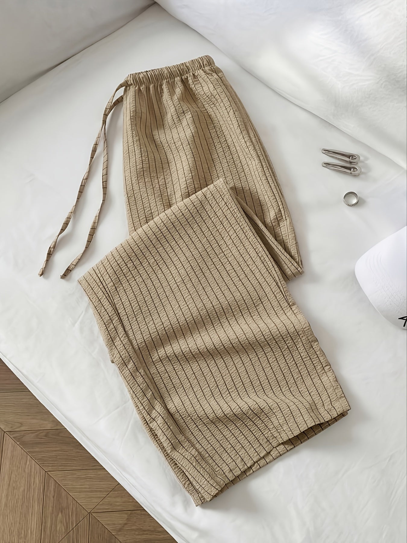 Women's casual pants with stripe pattern and relaxed fit – stylish lounge pants for everyday and leisure use