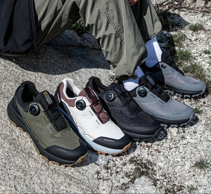 Men's hiking and trekking shoes with a twist-lock closure, non-slip outdoor sports shoes