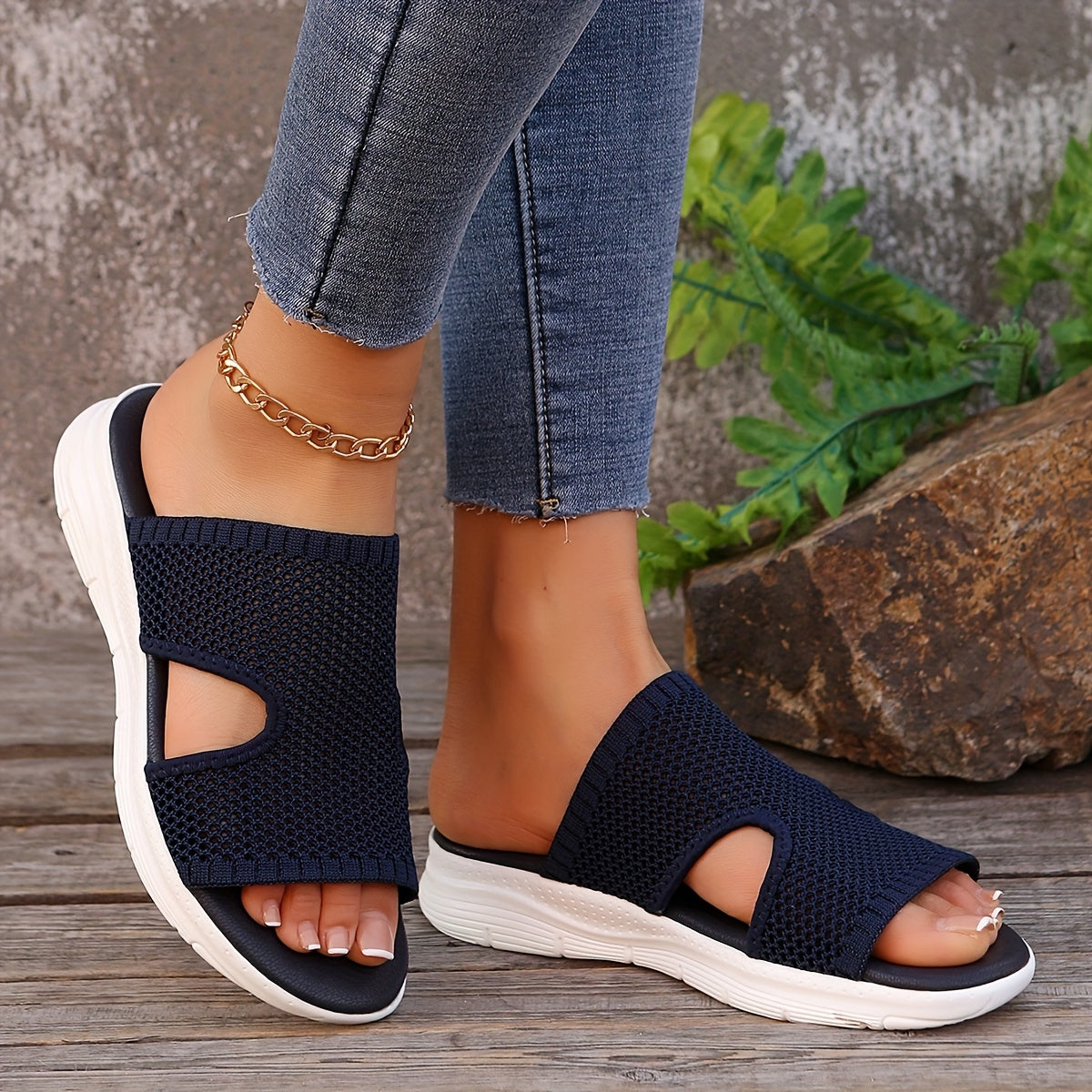 Women's sporty slip-on sandals with mesh design for everyday and leisure use