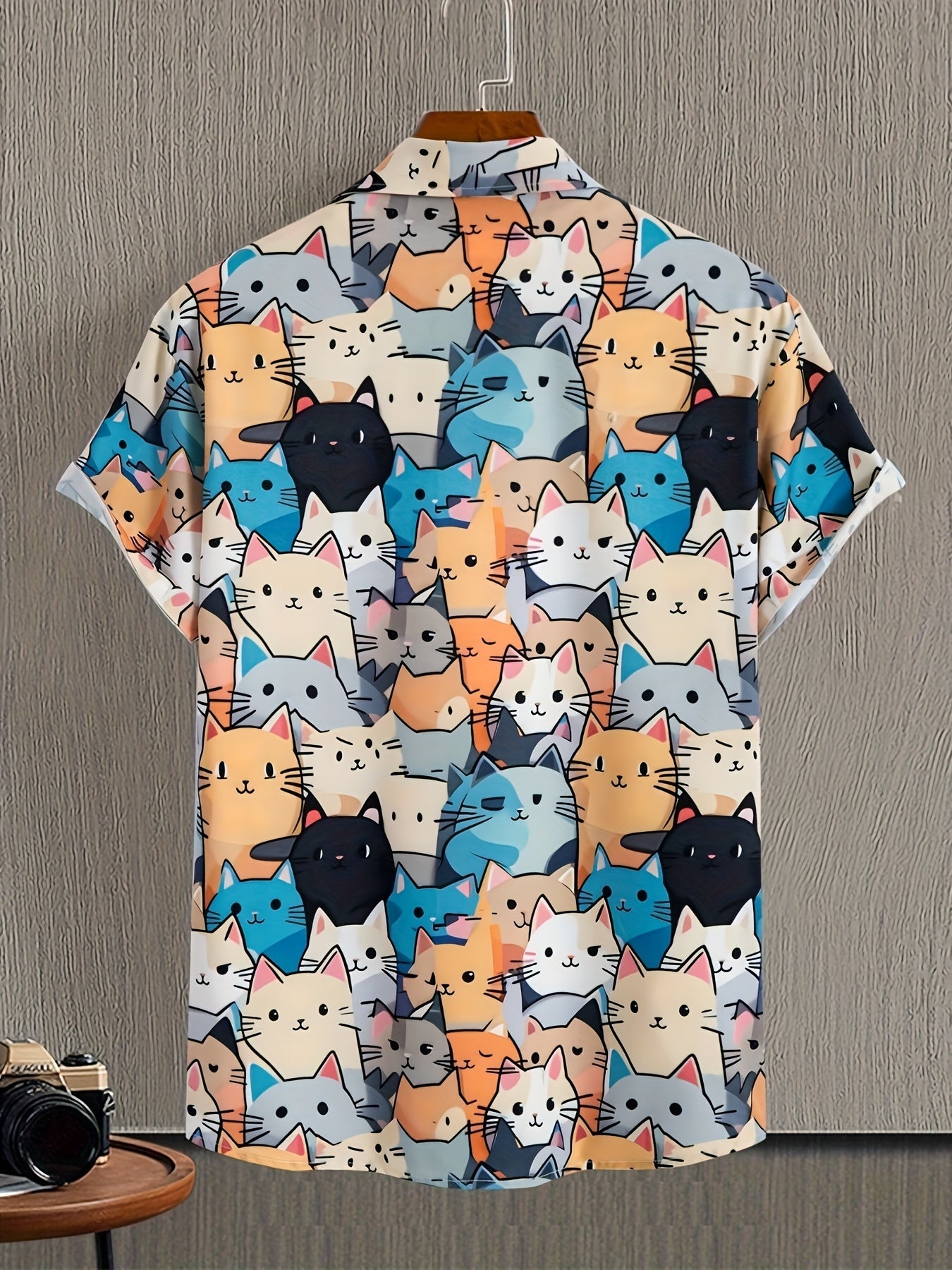 Herren Kurzarm Freizeithemd mit buntem Katzen-Comic-Muster – Verspieltes Sommerhemd für Alltag und Urlaub
