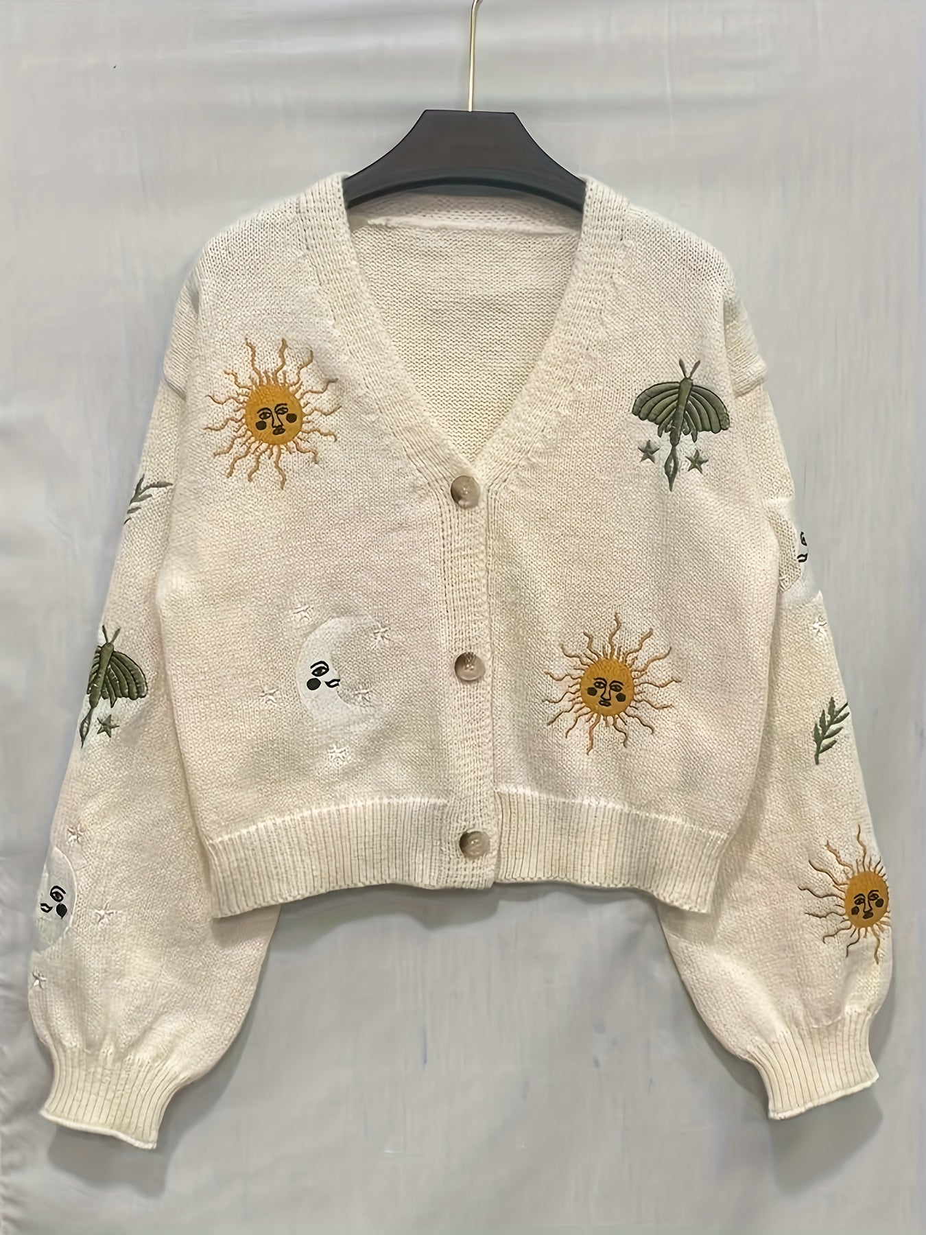 Cardigan Strickjacke mit Sonnen-, Mond- & Mottenstickerei