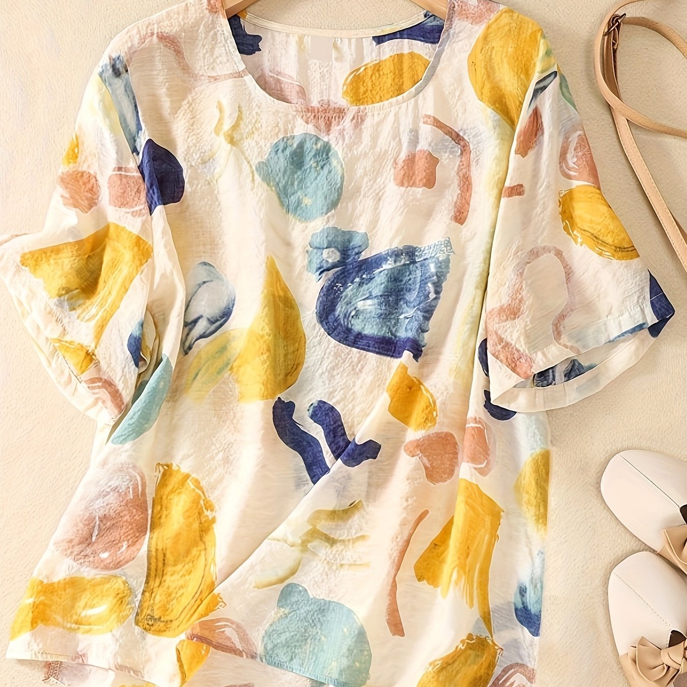Women's blouse with abstract pattern and loose fit – Fashionable short-sleeve blouse for everyday and leisure wear