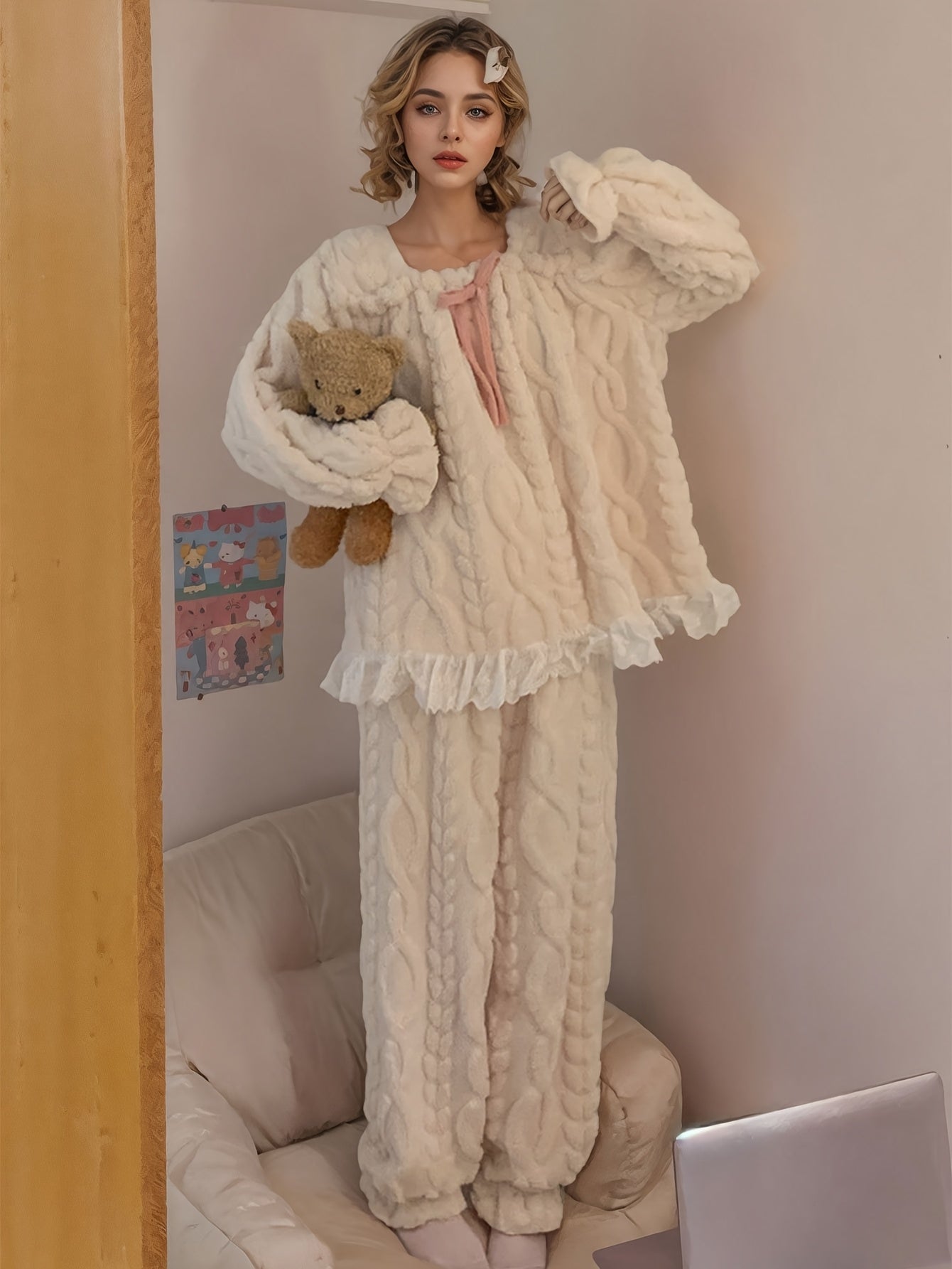 Damen Schlafanzug Flauschig Beige Rüschen Zopfmuster