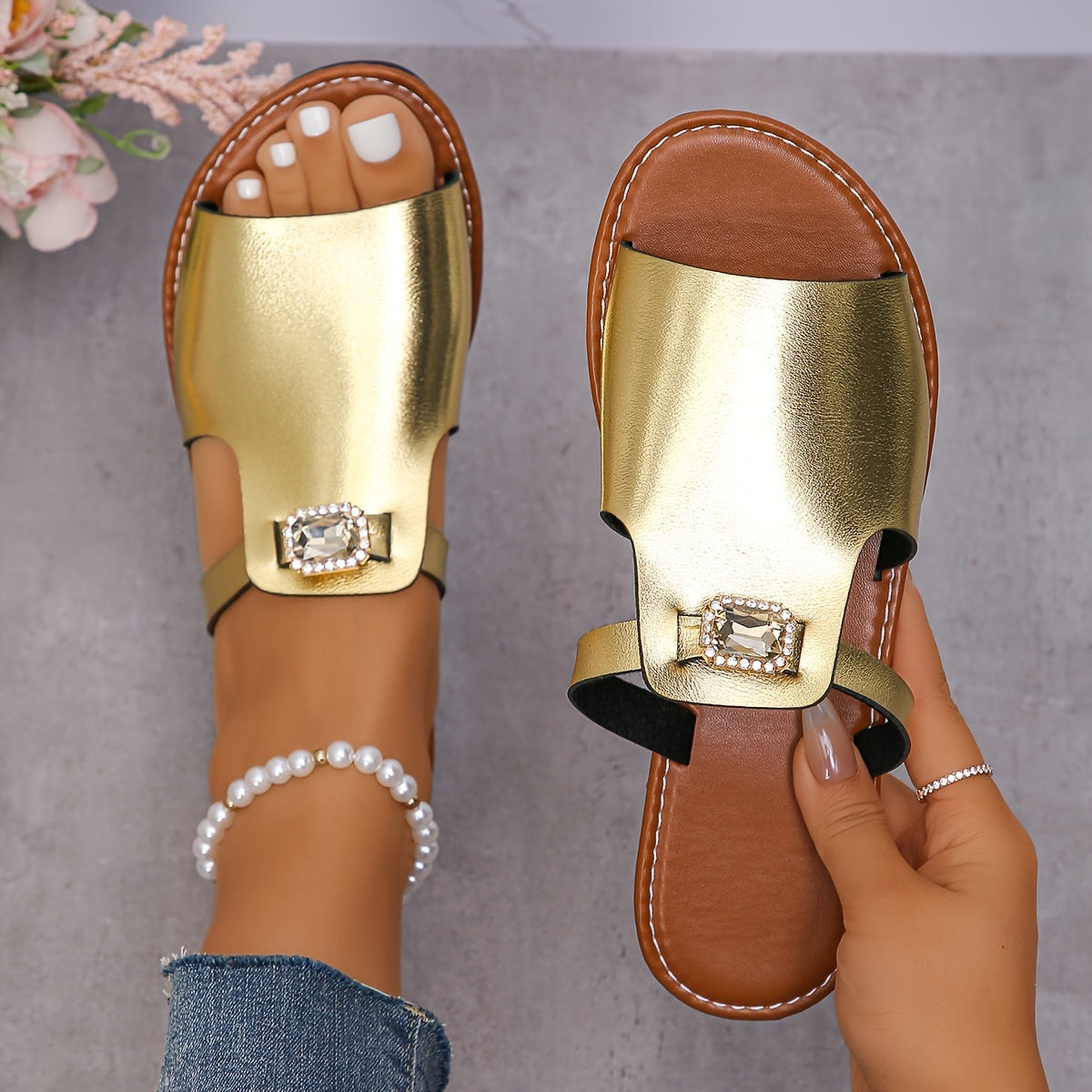 Women's slide sandals with gemstones – fashionable flats for everyday and vacation