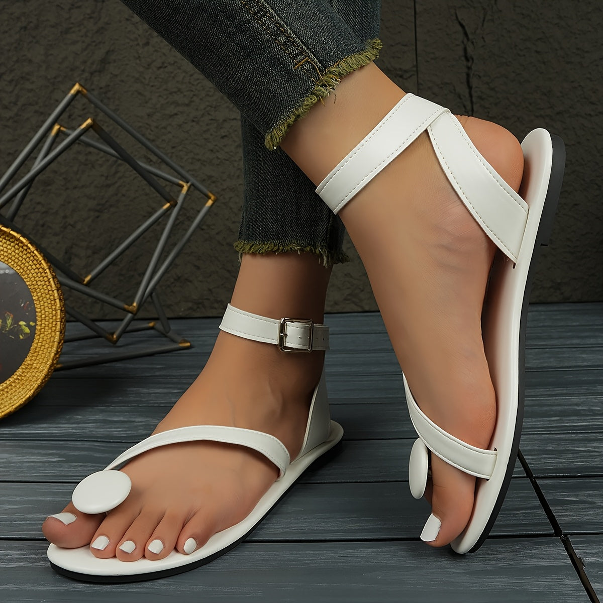 Damen Sandalen mit Zehenring und asymmetrischen Riemen – Modische Sommerschuhe für Alltag und Urlaub