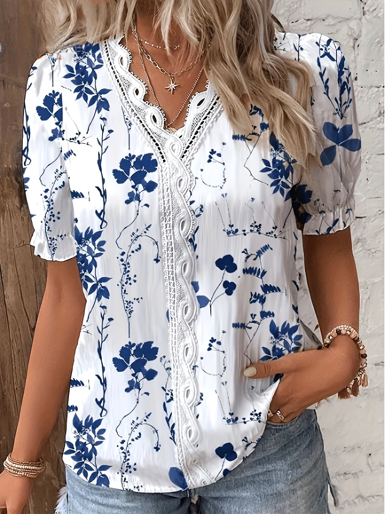 Women's blouse with V-neck and lace trim, casual summer style, floral pattern, ideal for everyday wear and leisure
