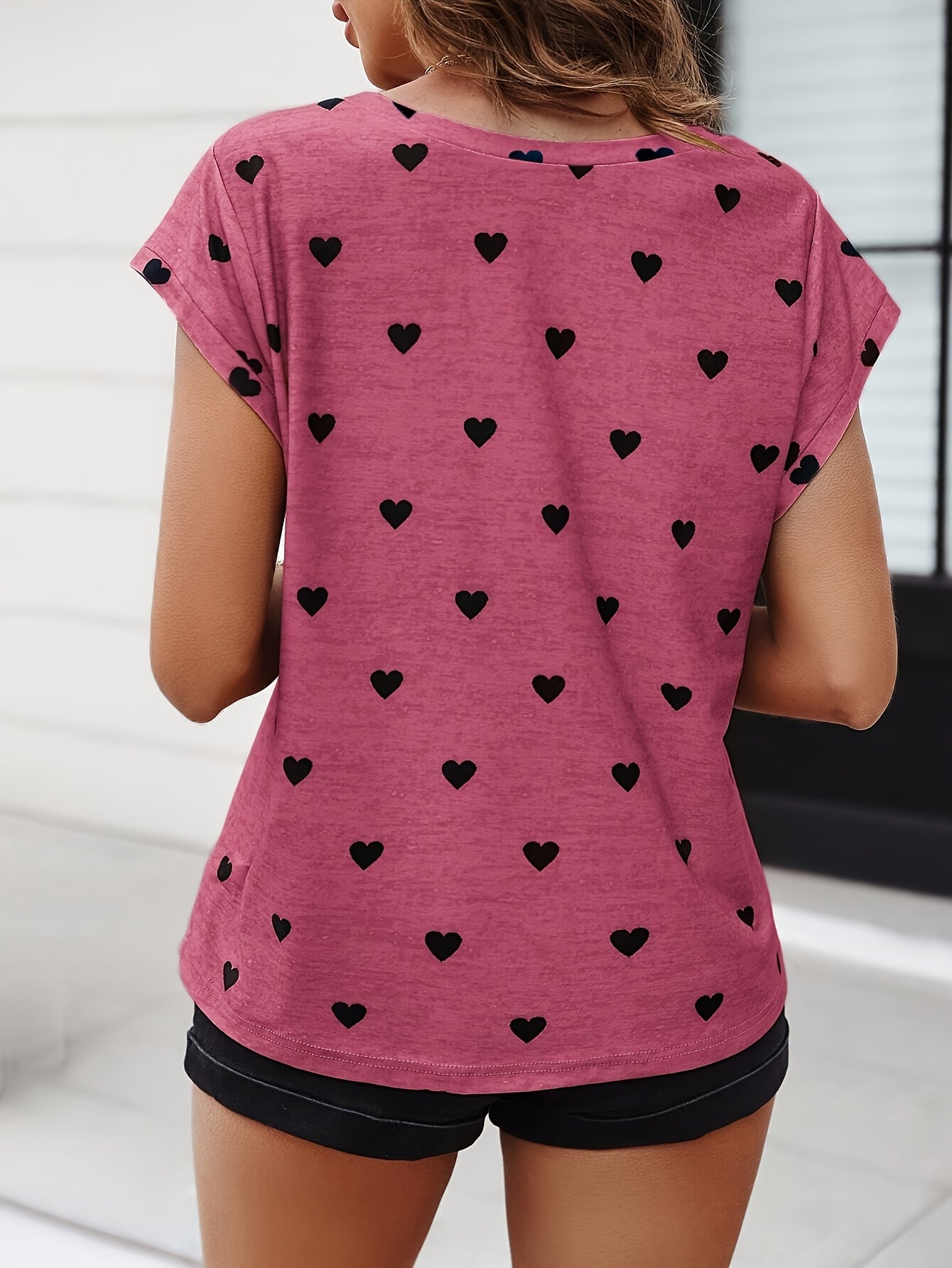 Women's T-Shirt with Heart Pattern, V-Neck, Casual and Elegant for Summer