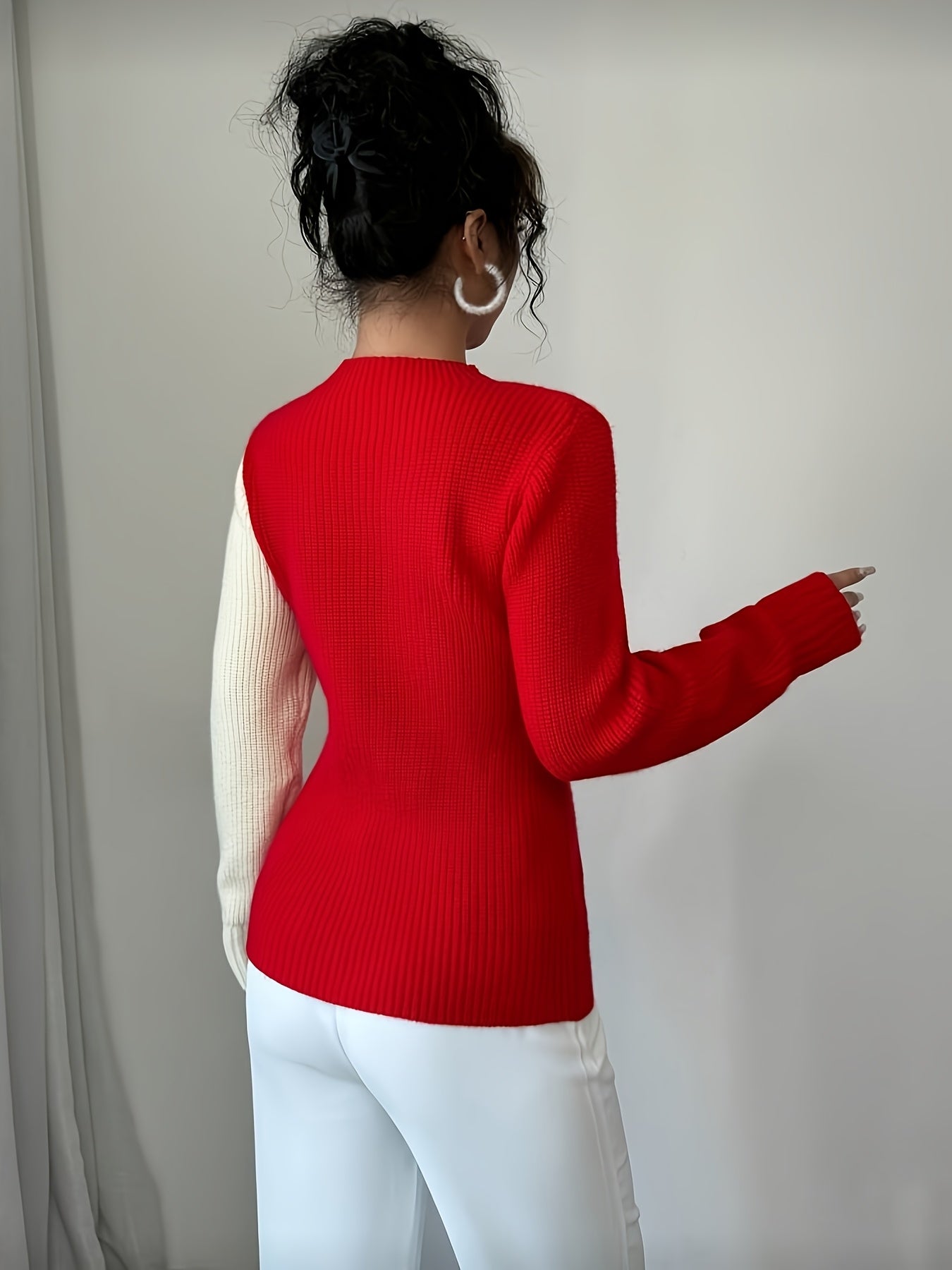 Women’s knitted pullover with heart pattern, crew neck, ribbed knit, long sleeves