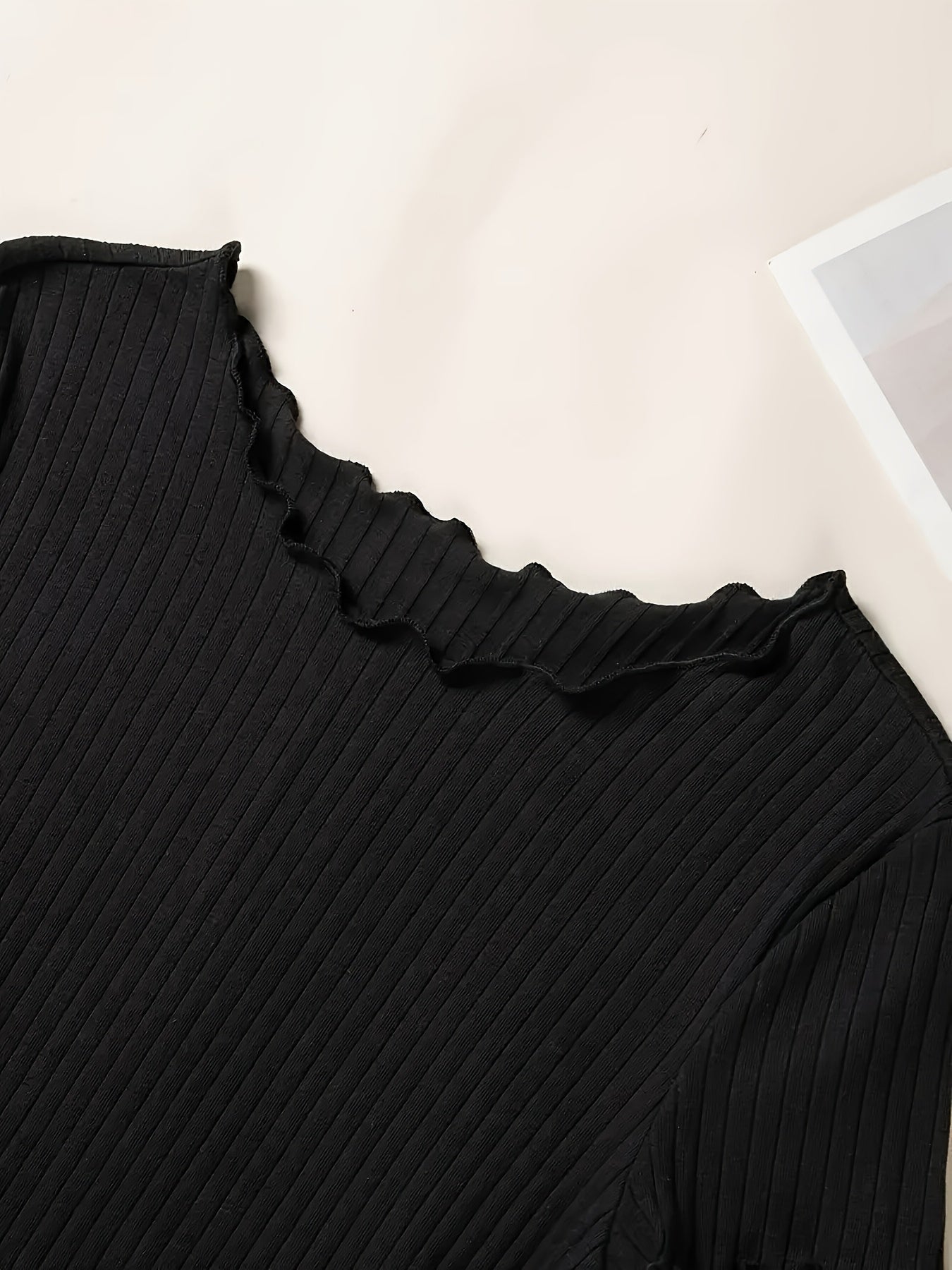 Women's short-sleeve ribbed top with wavy hem – fashionable basic for everyday and office wear