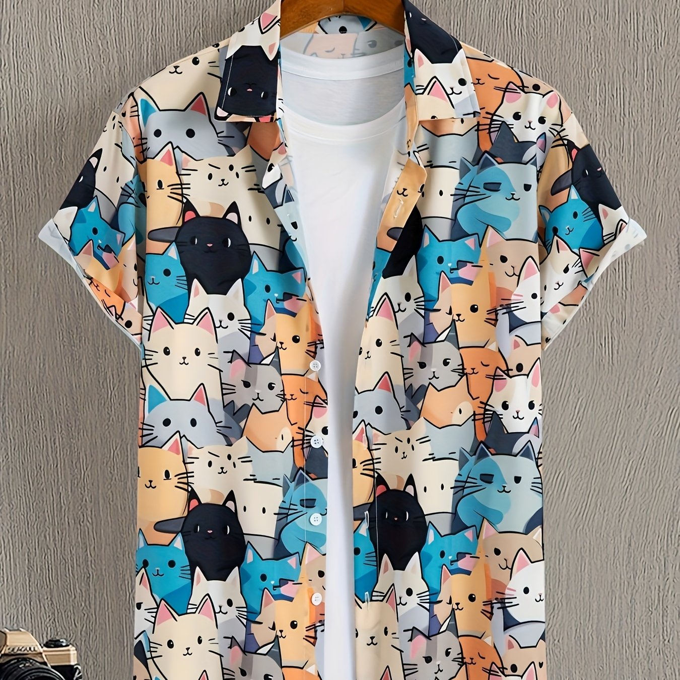 Herren Kurzarm Freizeithemd mit buntem Katzen-Comic-Muster – Verspieltes Sommerhemd für Alltag und Urlaub