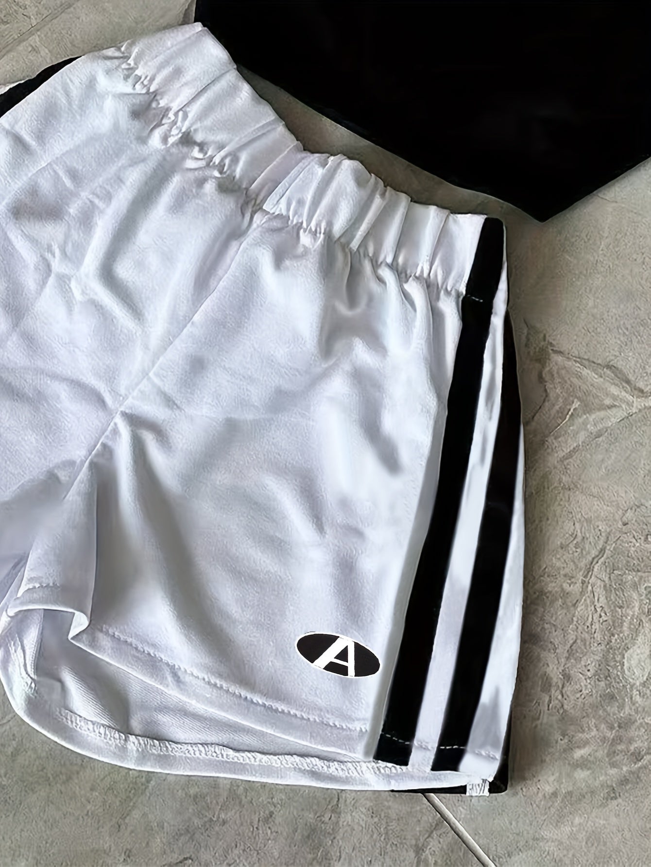 Women's Sports Two-Piece Set – Trendy Crop Top & Shorts for Fitness and Leisure