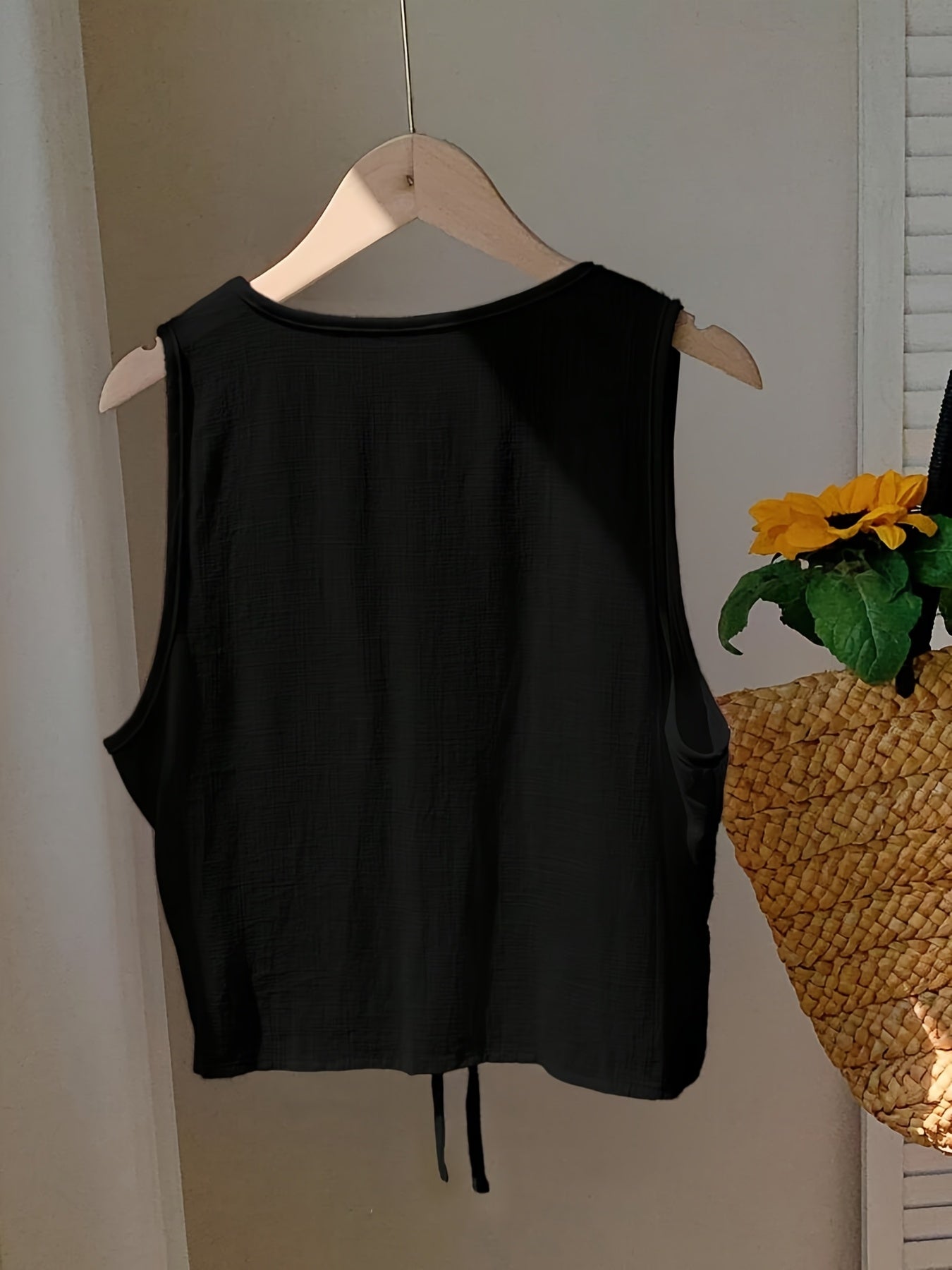 Women's sleeveless vest with bow detail and V-neck – fashionable summer look, versatile to combine
