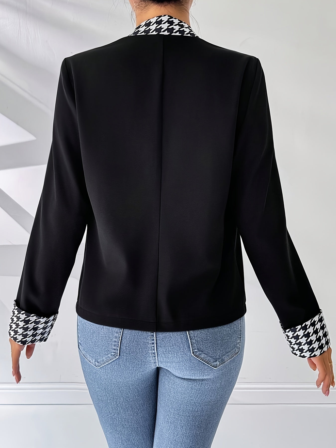Women's blazer in elegant houndstooth design for business and everyday wear