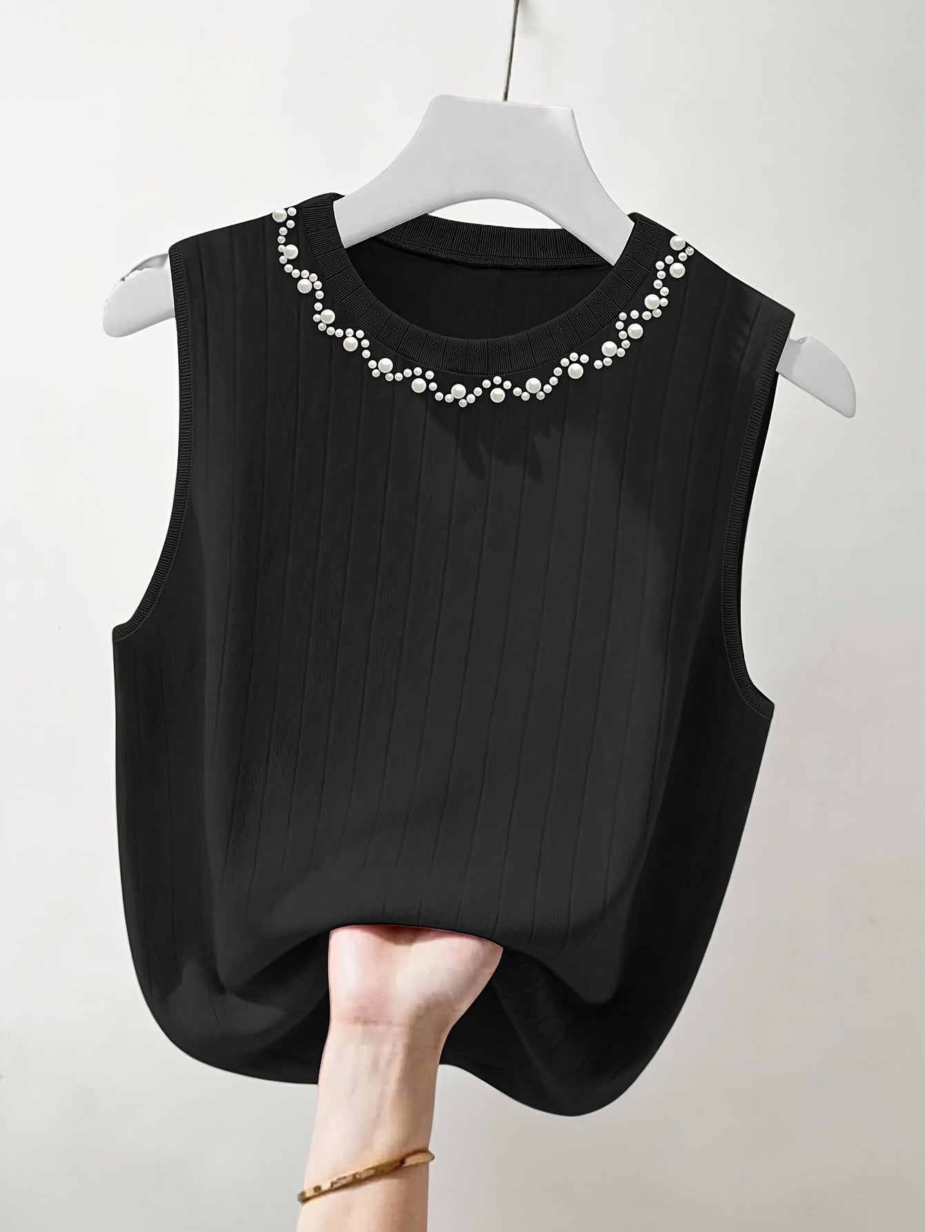 Women's sleeveless knit top with pearl embellishment – Elegant casual look for spring and summer