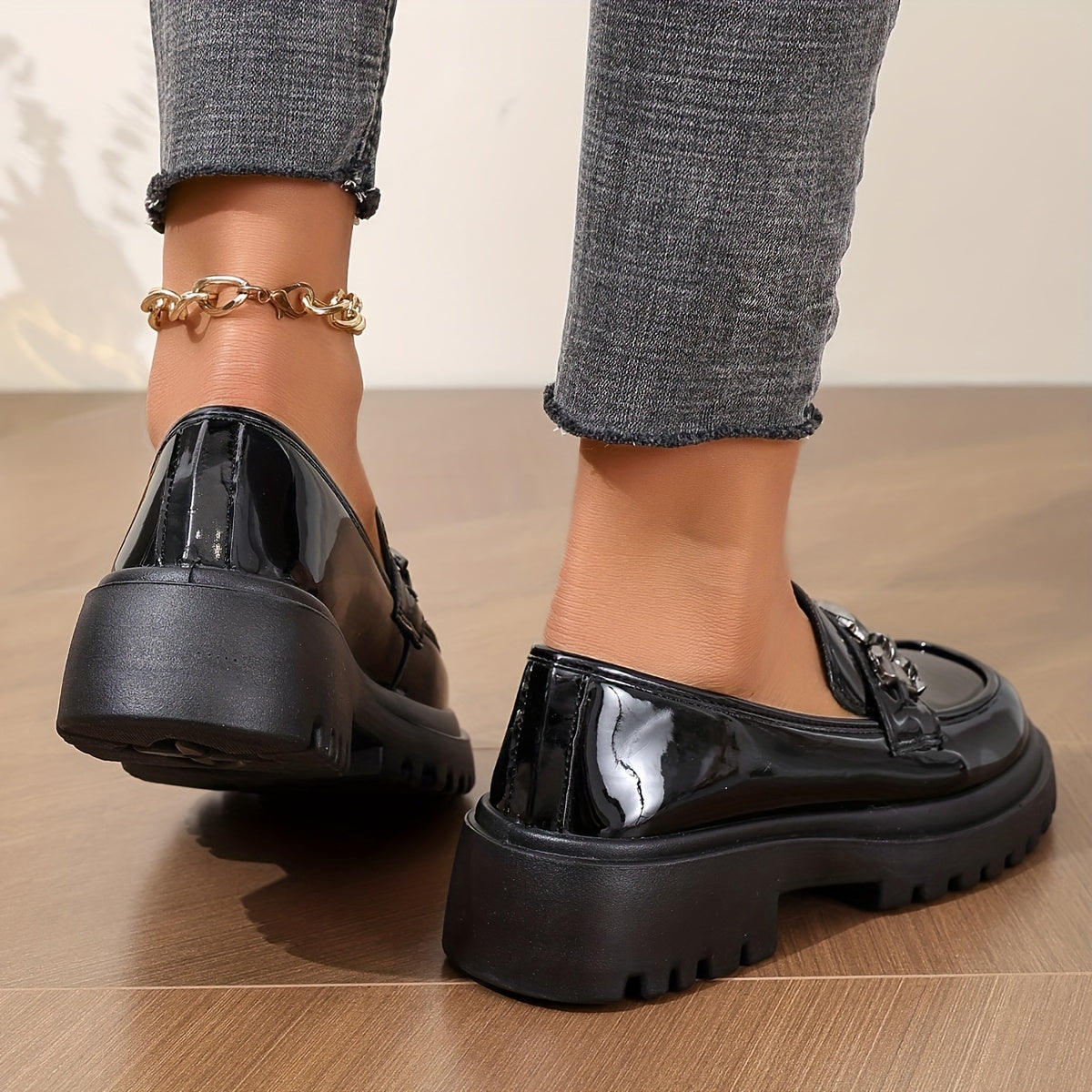 Women's Loafers with Chain Detail and Platform – Fashionable Slip-On for Everyday and Leisure