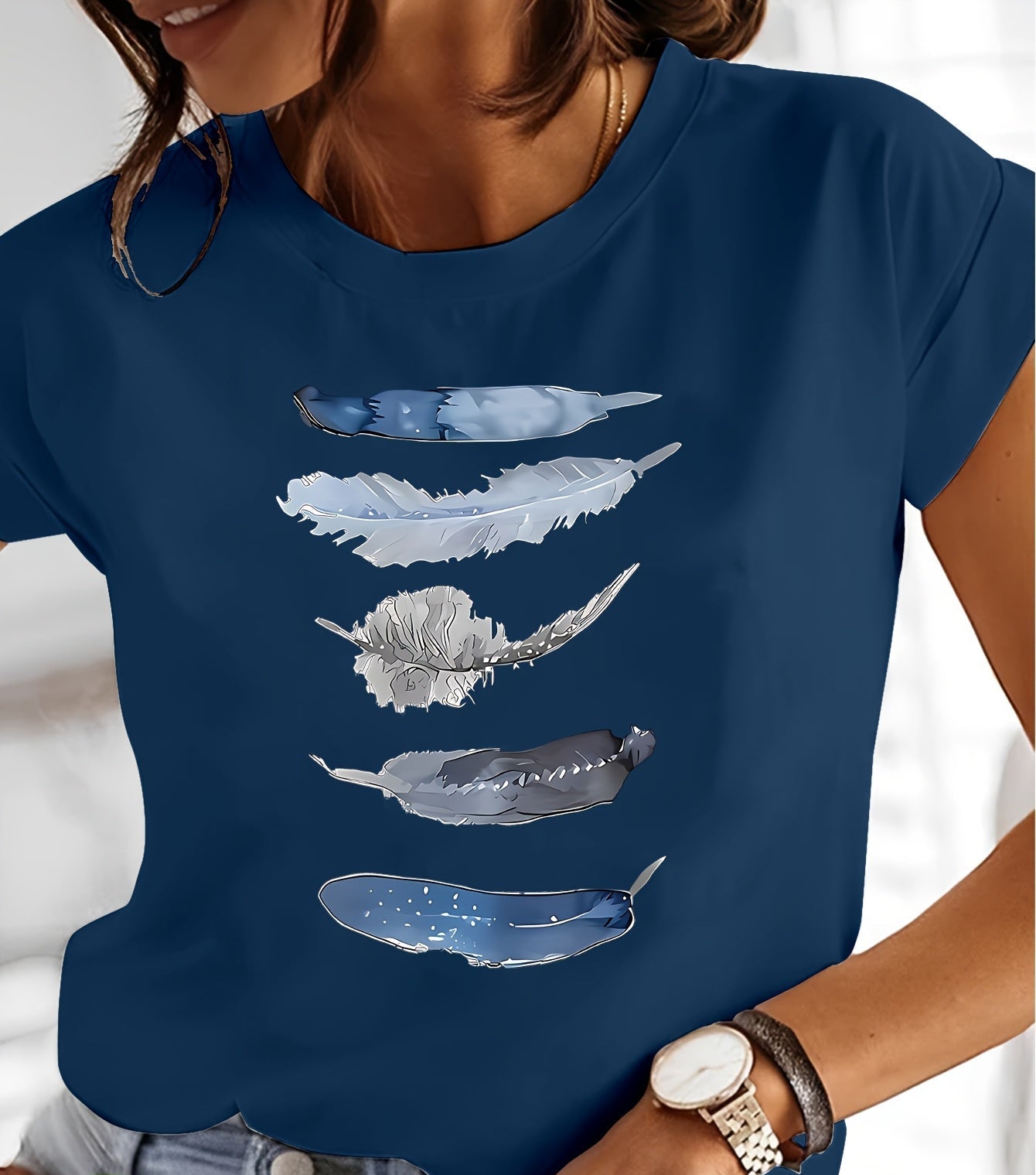 Damen T-Shirt mit künstlerischem Feder-Print, lässiges Design für Alltag und Freizeit